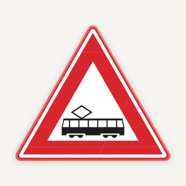 Tramvai care traversează înainte din aluminiu