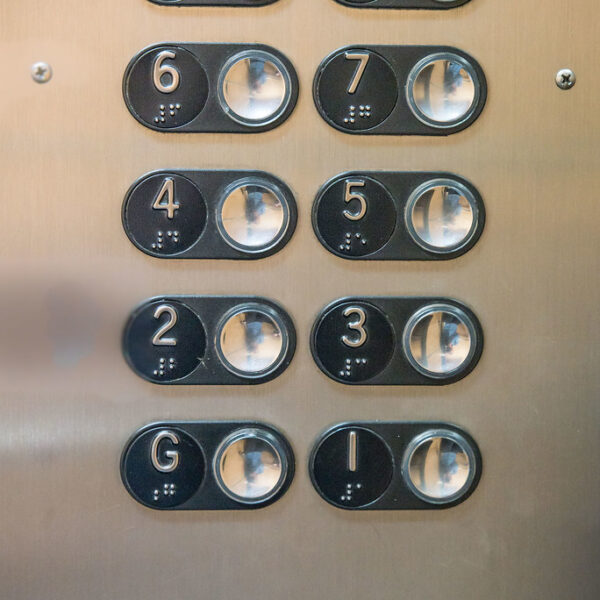 Plăcuță Braille pentru Lift cu Set de Butoane - Semnalizare Tactilă Accesibilă pentru Nevăzători în Toate Tipurile de Clădiri
