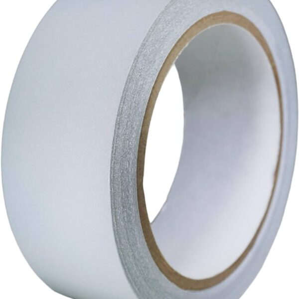 Bandă Albă Reflectorizantă Industrială - Siguranță și Marcare Trasee