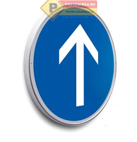 Indicatoare direcție înainte - semne rutiere vizibile și conforme pentru trafic organizat