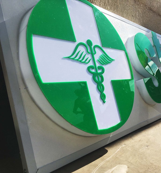 Reclame 3D și Semnalistică Profesională pentru Spitale, Clinici, Puncte de Prim Ajutor și Farmacii